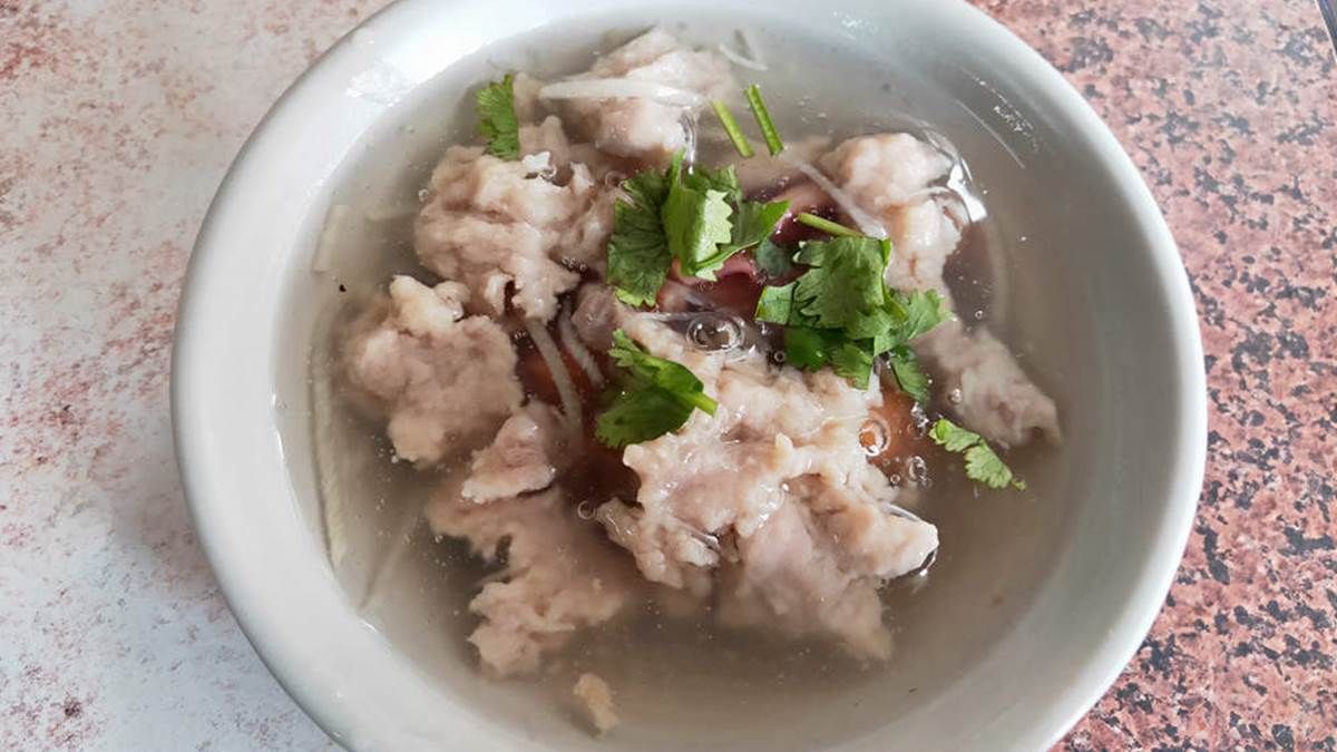 魷魚肉羹裡麵有滿滿配料。