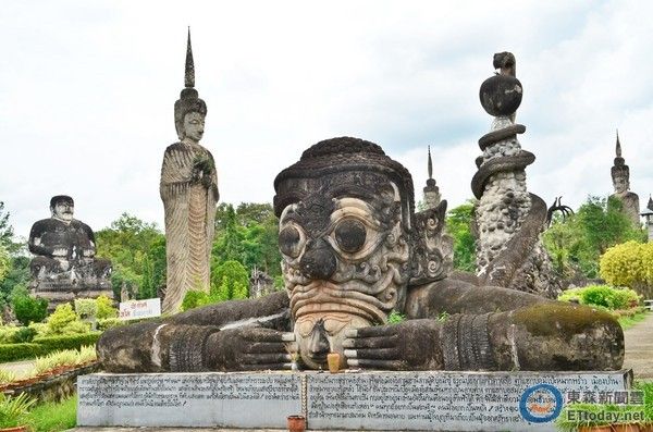 佛像公園裡的7頭蛇雕像代表著護佑佛祖的神話故事。