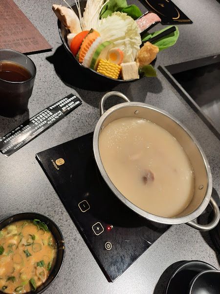 鍋類很多，很讚。可是食材就很普通（肉，海鮮，火鍋料）